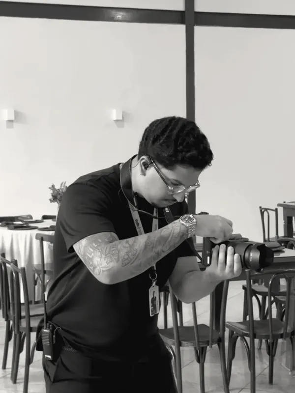 Cinegrafista da Vollt Films ajustando a câmera